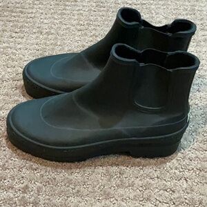 DKNY RAIN BOOTS IN SIZE 8